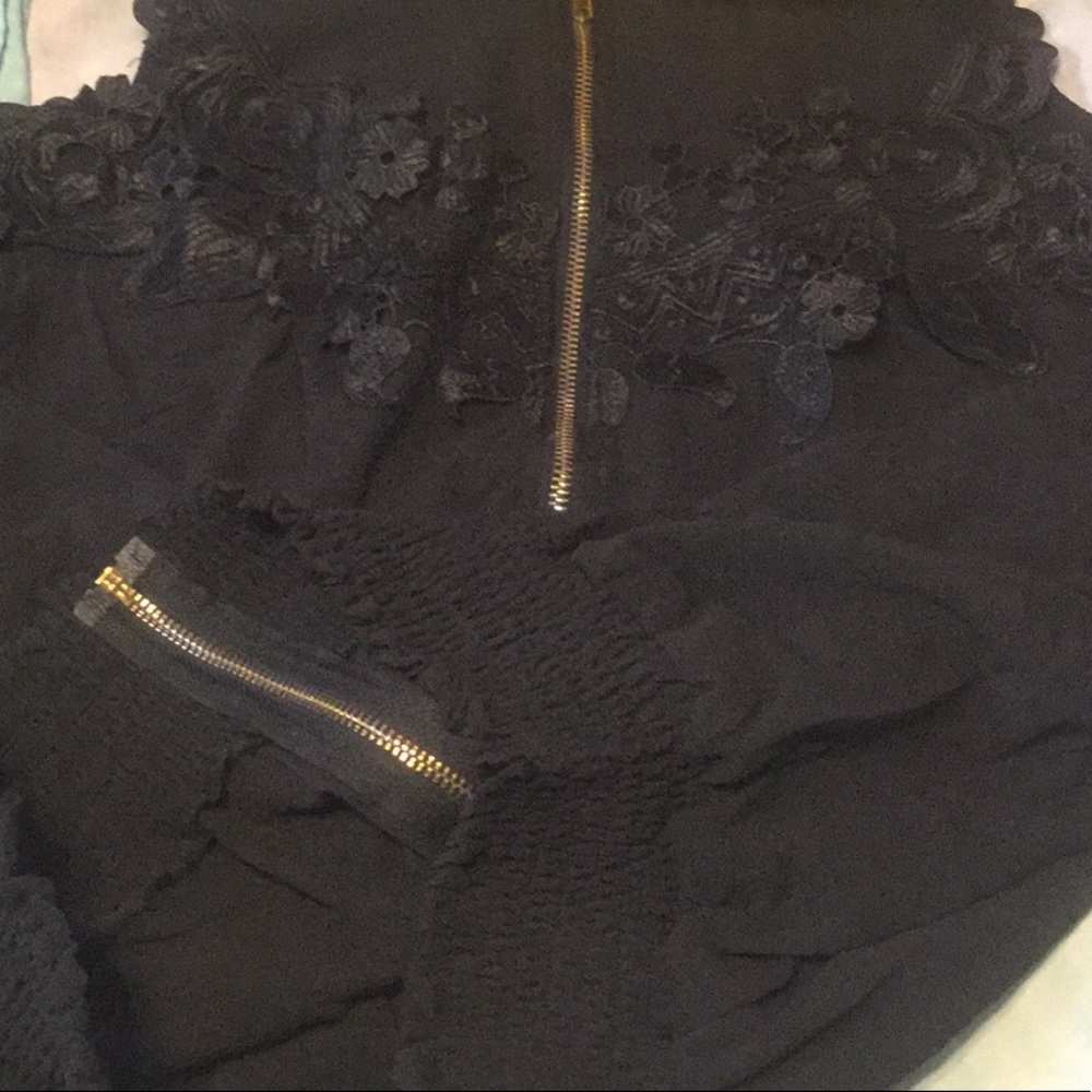 LAST 1💗FLATTERING BLACK COLD SHOULDER ZIP UP TOP - Picture 7 of 8